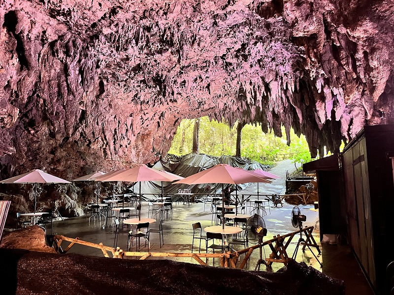 沖縄洞窟内のカフェ