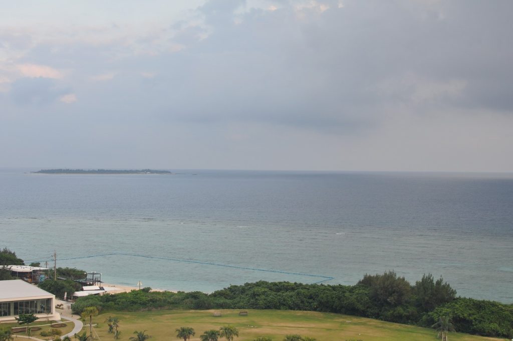 ヒルトン沖縄瀬底から水納島を眺める