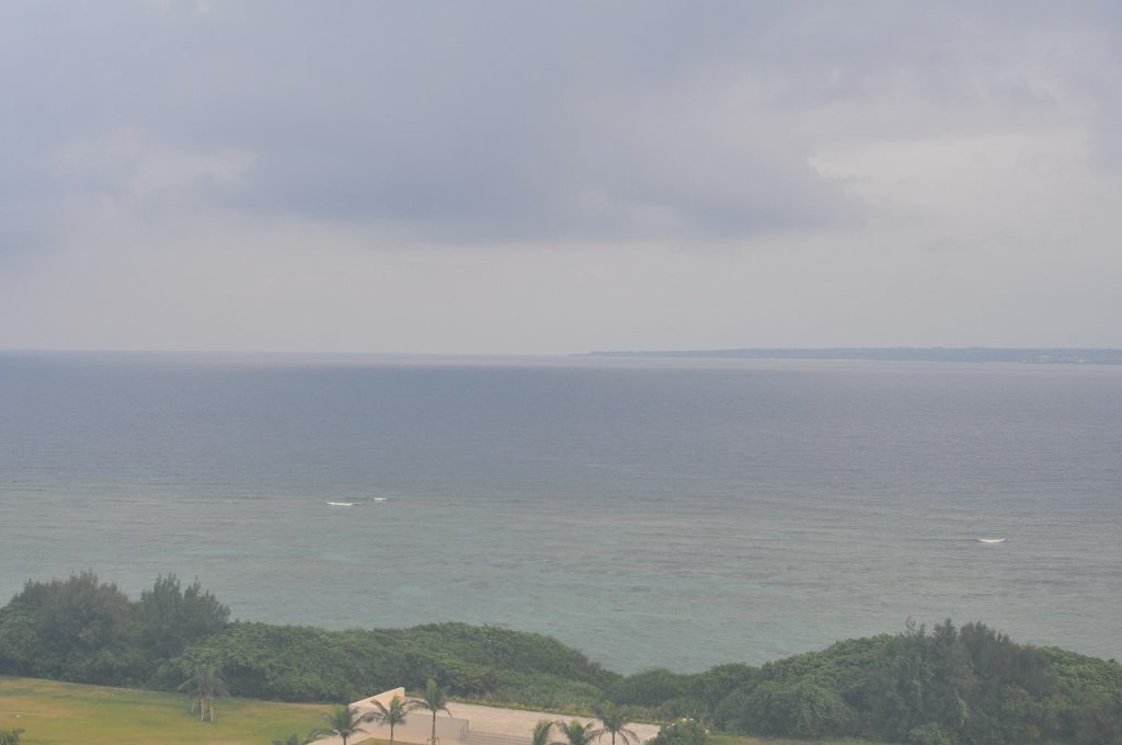 ヒルトン瀬底から伊江島を眺める